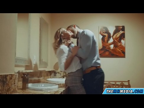 ❤️ Pamene blonde wabusty akunyengererani m'chimbudzi cha anthu onse Kanema wakugonana pa ny.tube-sexer-com.ru ﹏